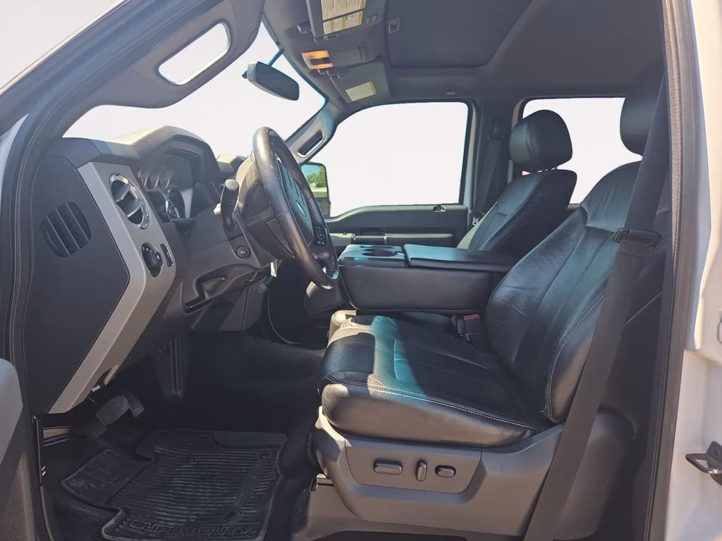 2015 White Ford Super Duty F-350 SRW Lariat 4X4 Truck