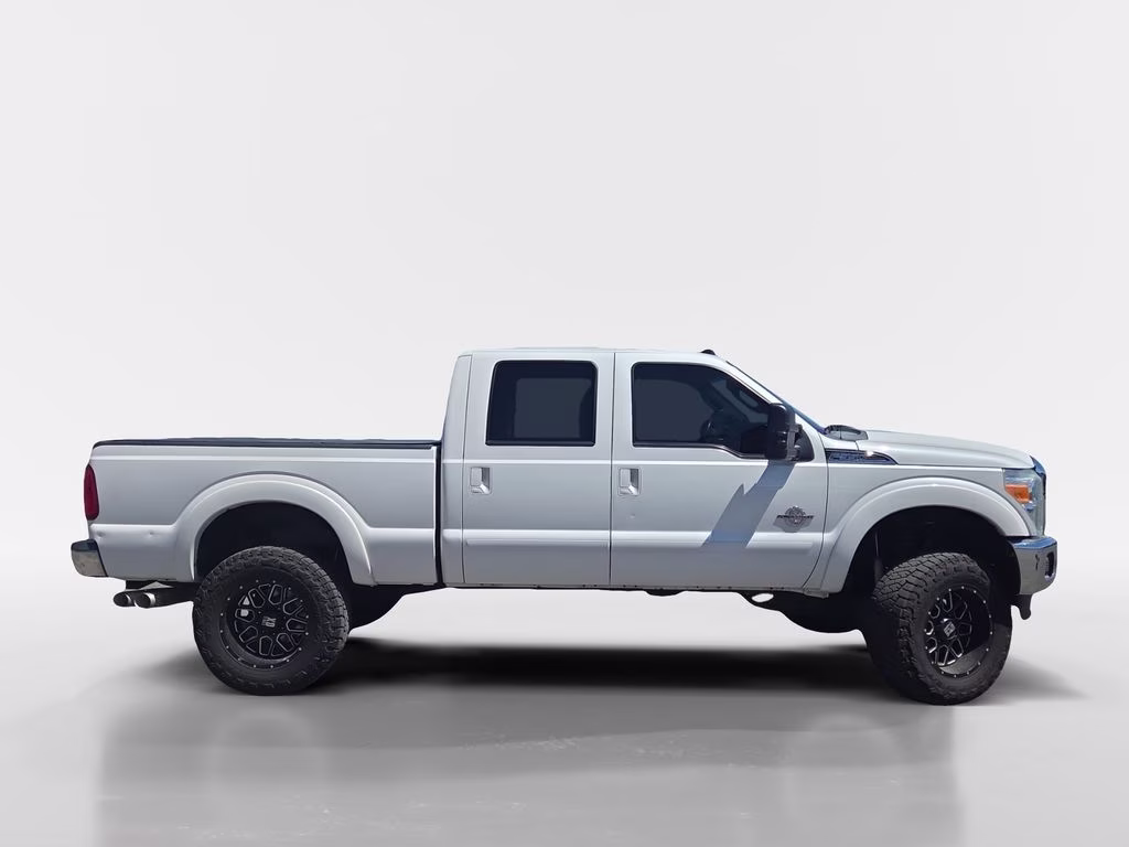 2015 White Ford Super Duty F-350 SRW Lariat 4X4 Truck