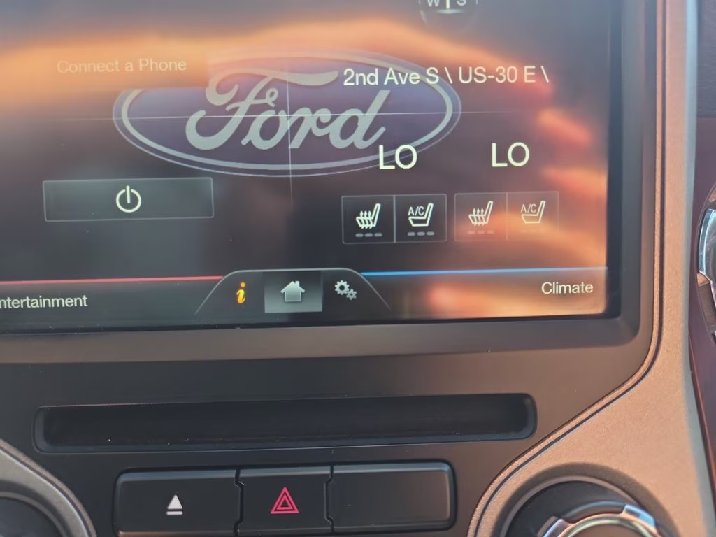 2015 White Ford Super Duty F-350 SRW Lariat 4X4 Truck