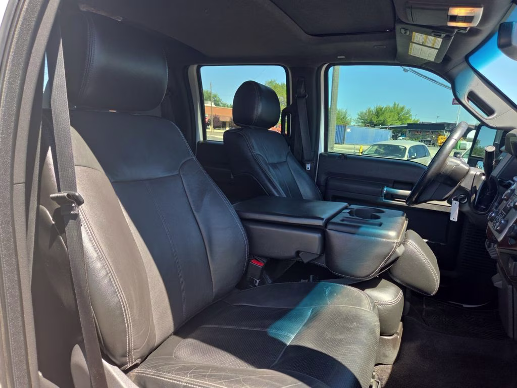 2015 White Ford Super Duty F-350 SRW Lariat 4X4 Truck
