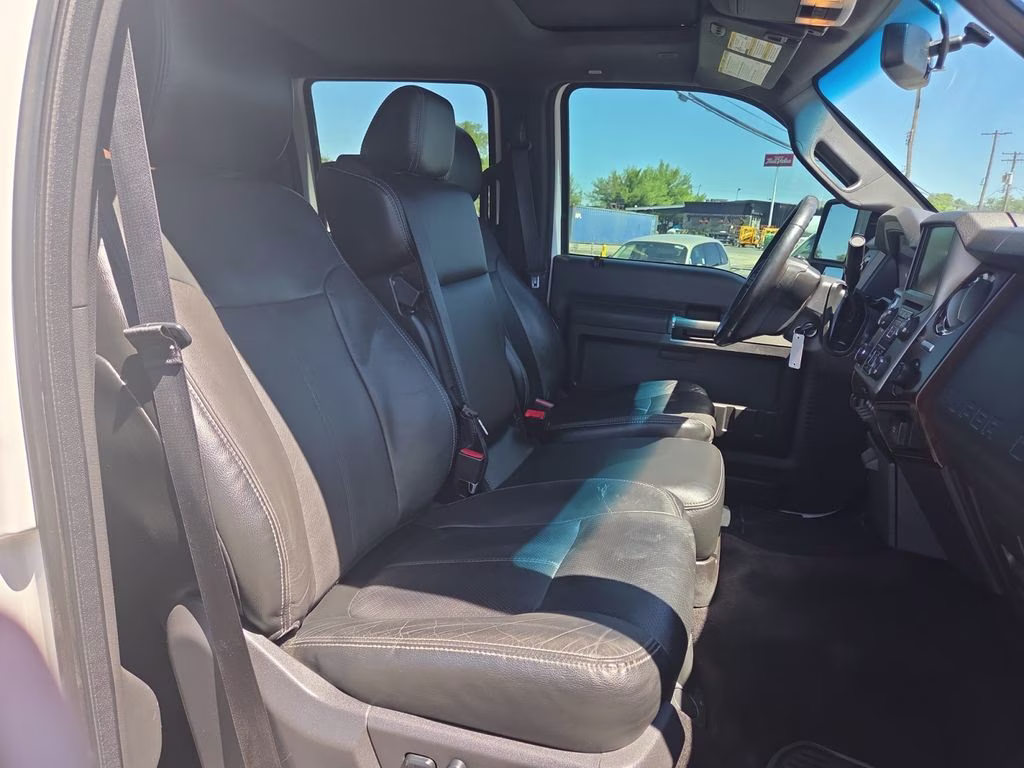 2015 White Ford Super Duty F-350 SRW Lariat 4X4 Truck