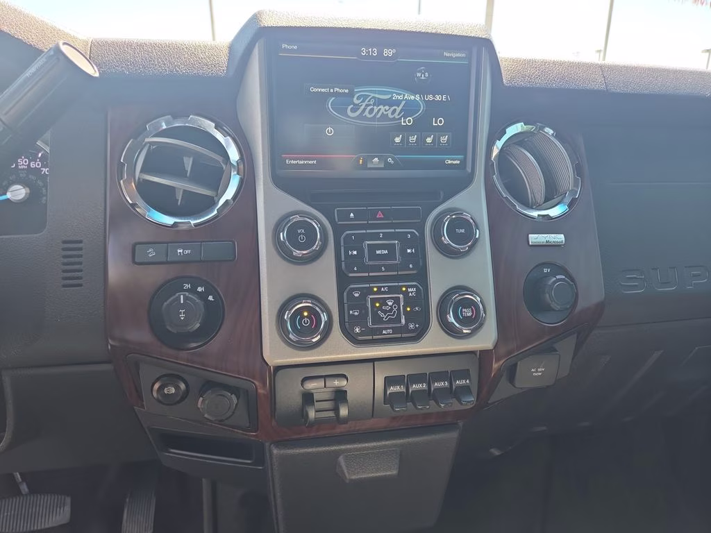 2015 White Ford Super Duty F-350 SRW Lariat 4X4 Truck