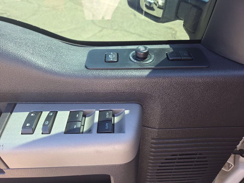 2015 White Ford Super Duty F-350 SRW Lariat 4X4 Truck