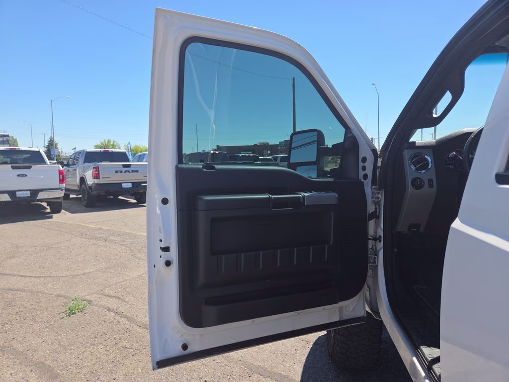 2015 White Ford Super Duty F-350 SRW Lariat 4X4 Truck