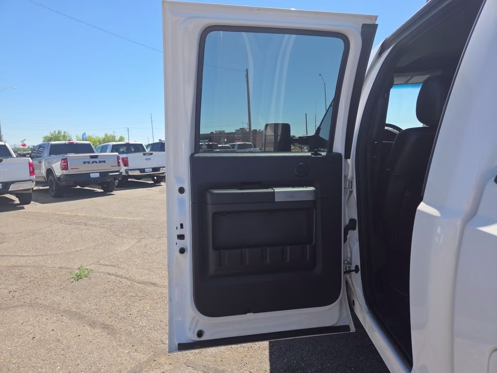2015 White Ford Super Duty F-350 SRW Lariat 4X4 Truck