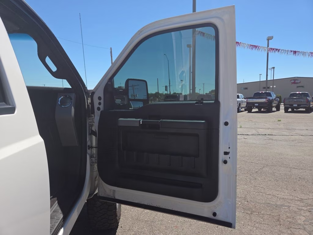 2015 White Ford Super Duty F-350 SRW Lariat 4X4 Truck
