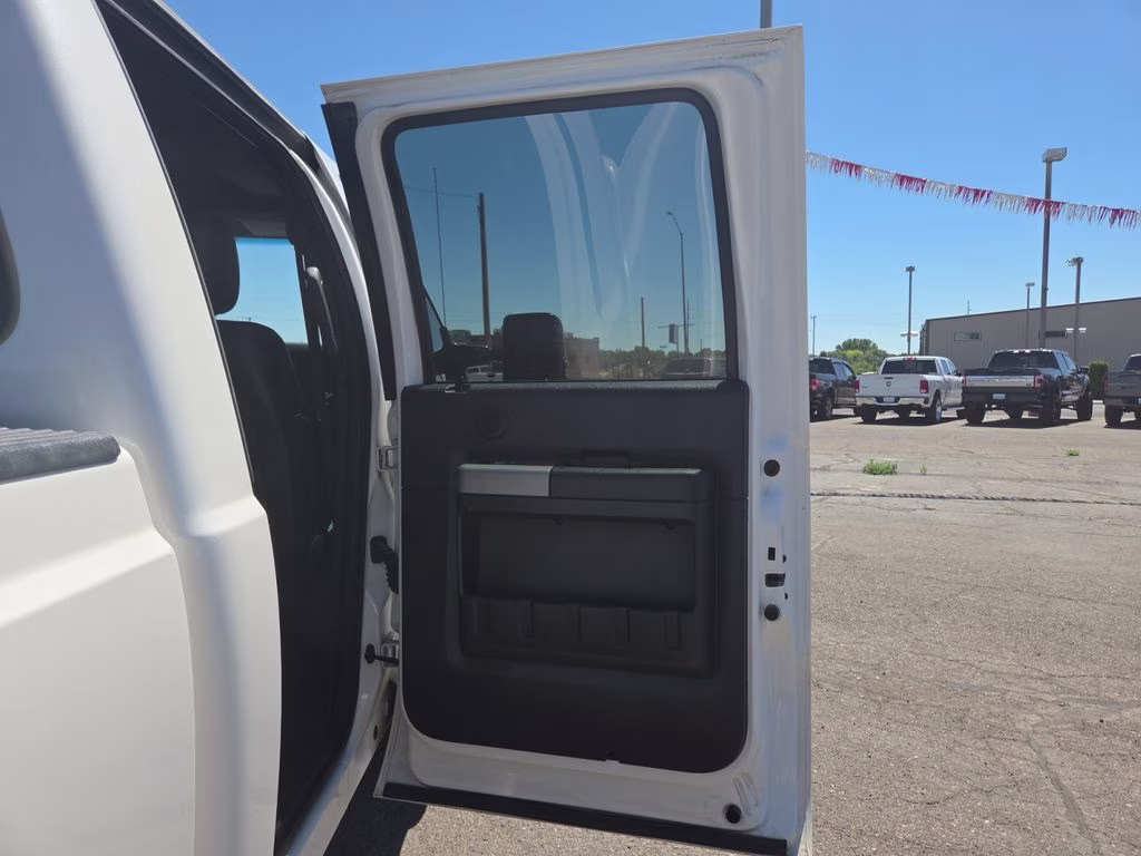 2015 White Ford Super Duty F-350 SRW Lariat 4X4 Truck