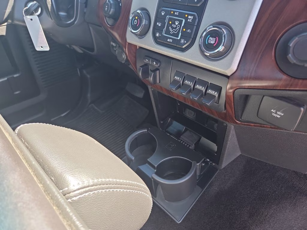 2015 White Ford Super Duty F-350 SRW Lariat 4X4 Truck