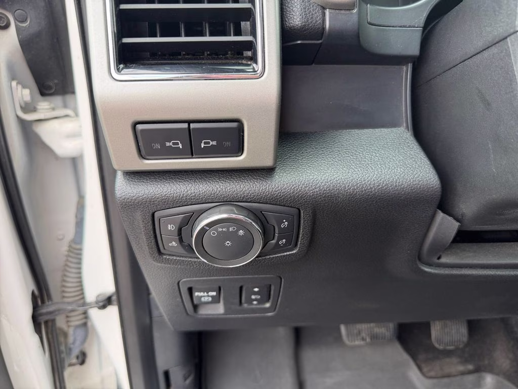 2019 White Platinum Metallic Tri-Coat Ford F-150 Lariat w/Tow & Chrome Appearance & Twin Panel Moon 4X4 Truck