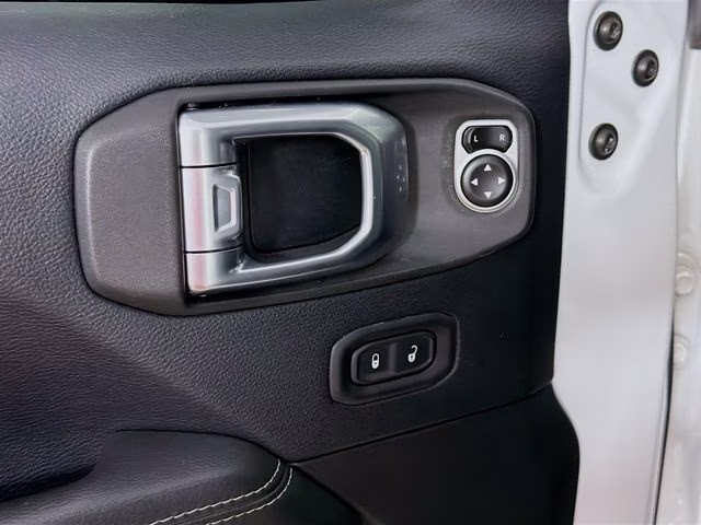 2018 Bright White Clearcoat Jeep Wrangler Unlimited Sahara 4X4 SUV