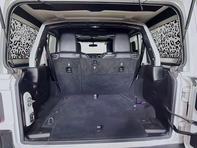 2018 Bright White Clearcoat Jeep Wrangler Unlimited Sahara 4X4 SUV