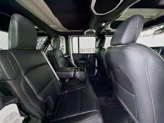 2018 Bright White Clearcoat Jeep Wrangler Unlimited Sahara 4X4 SUV