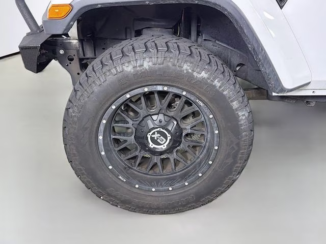 2018 Bright White Clearcoat Jeep Wrangler Unlimited Sahara 4X4 SUV