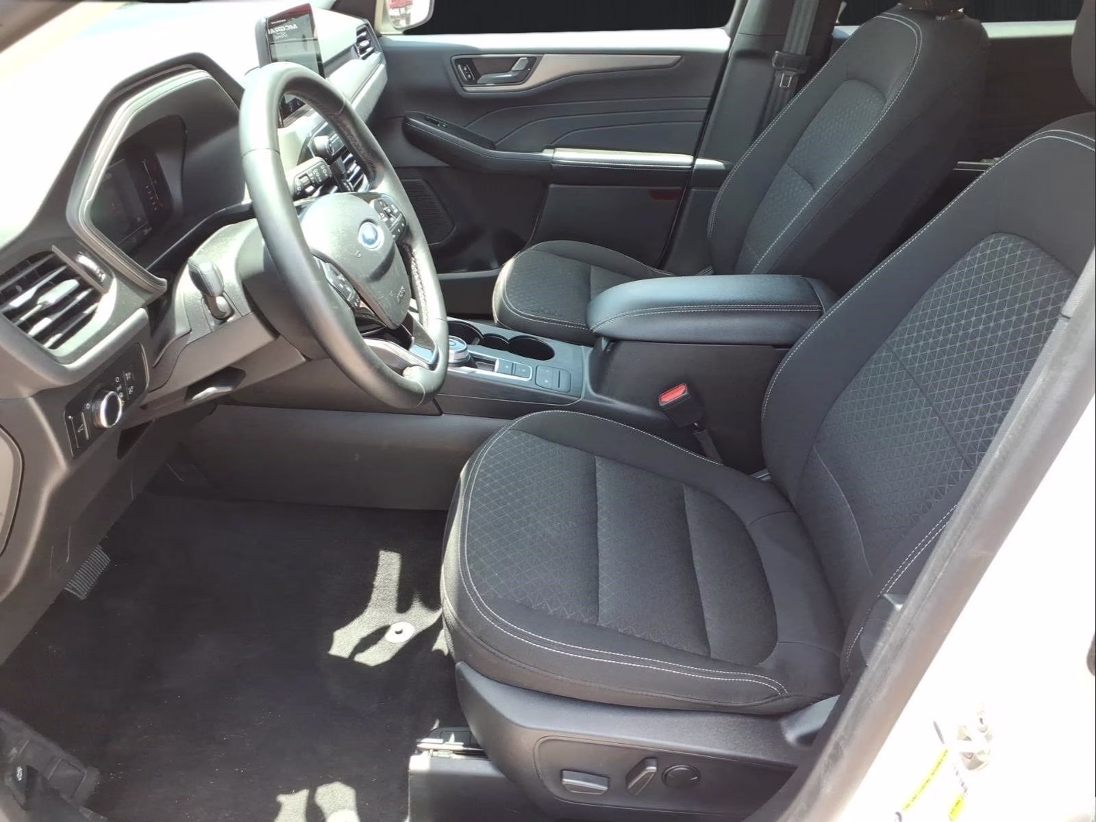 2024 Oxford White Ford Escape Active AWD SUV
