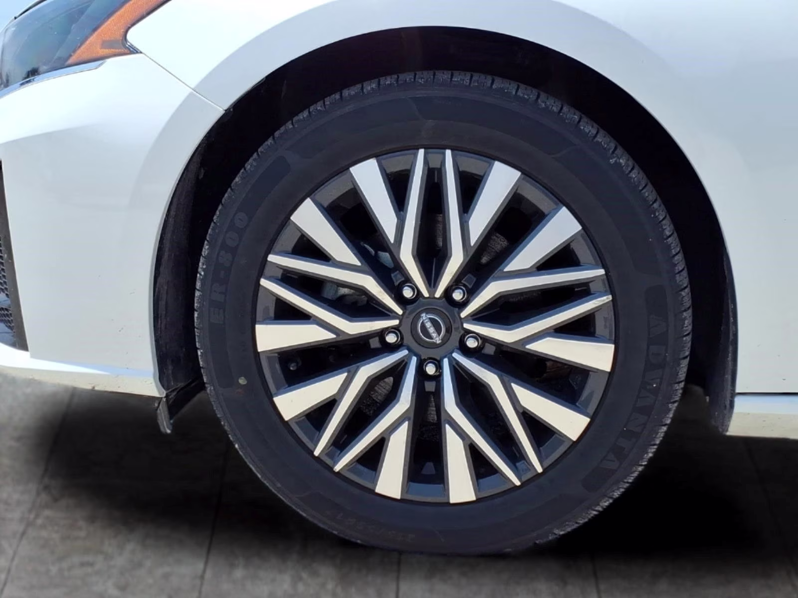2024 Pearl White Nissan Altima 2.5 SV FWD Sedan