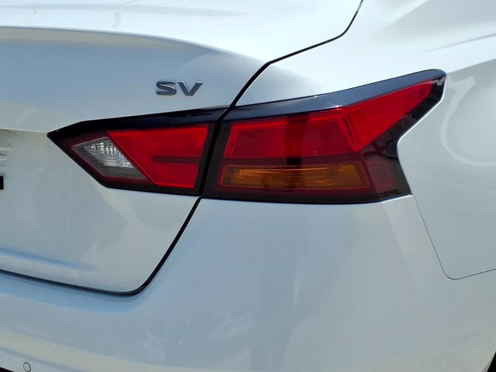 2024 Pearl White Nissan Altima 2.5 SV FWD Sedan