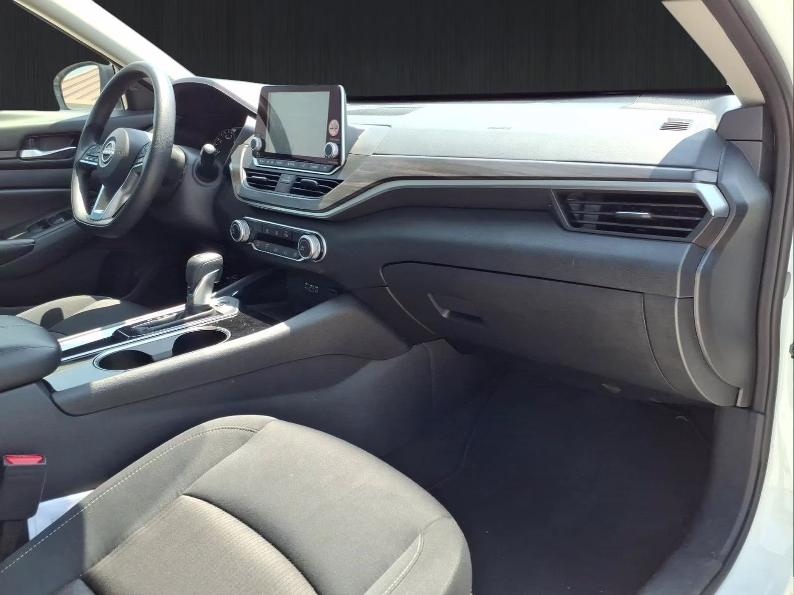 2024 Pearl White Nissan Altima 2.5 SV FWD Sedan