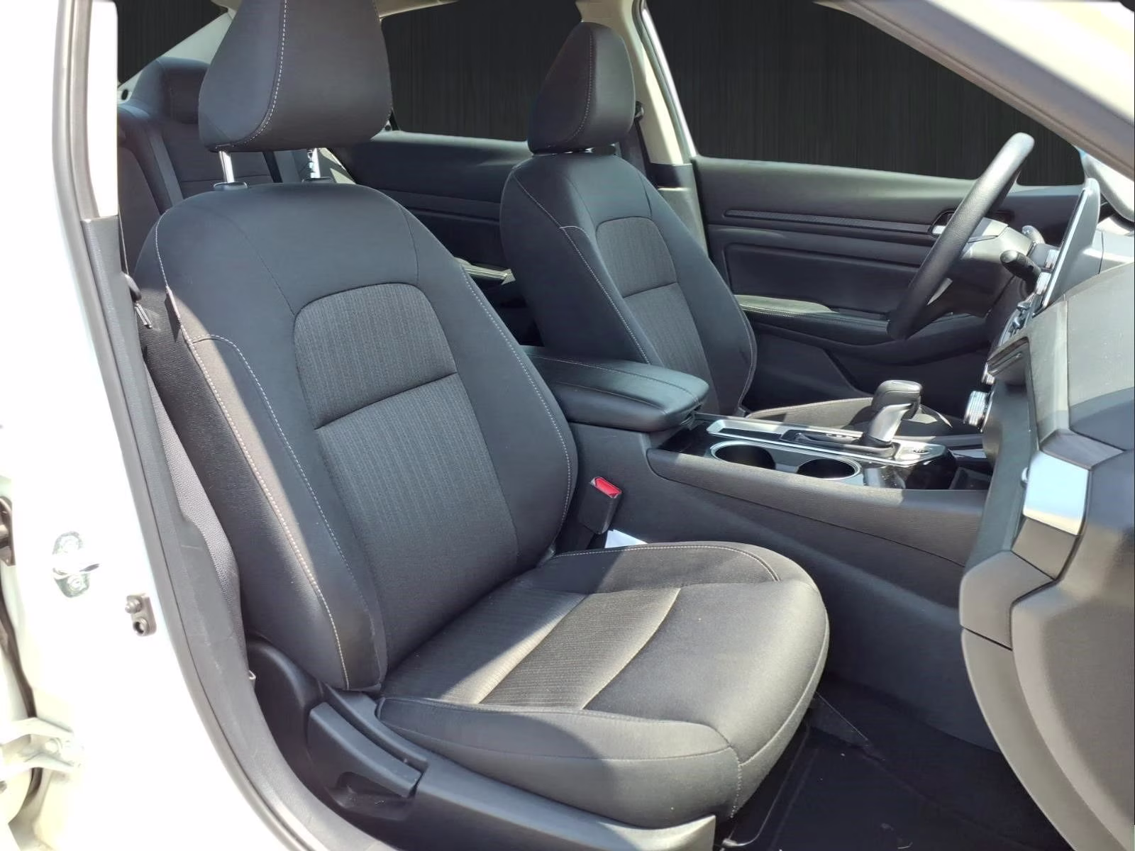 2024 Pearl White Nissan Altima 2.5 SV FWD Sedan