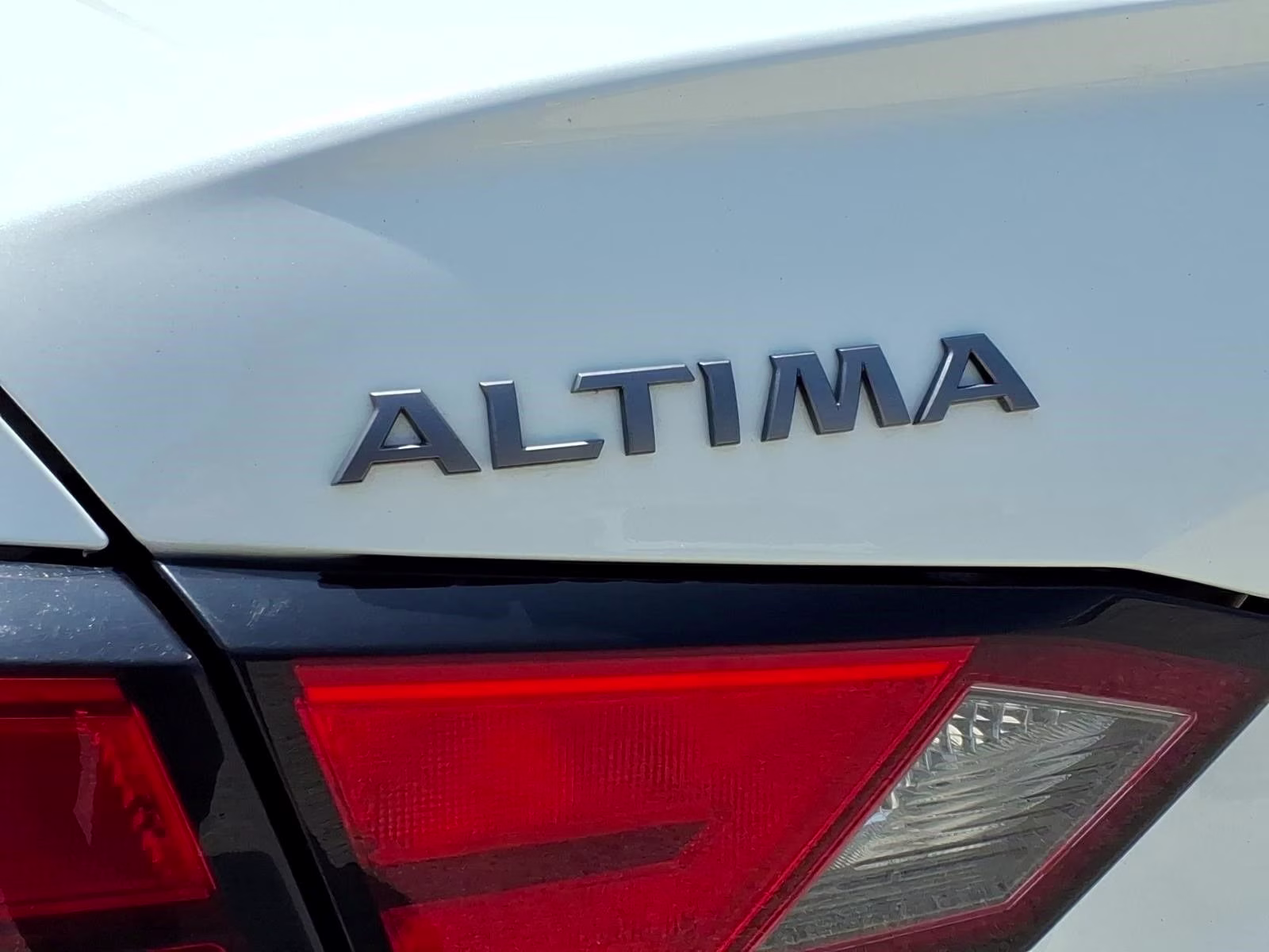 2024 Pearl White Nissan Altima 2.5 SV FWD Sedan