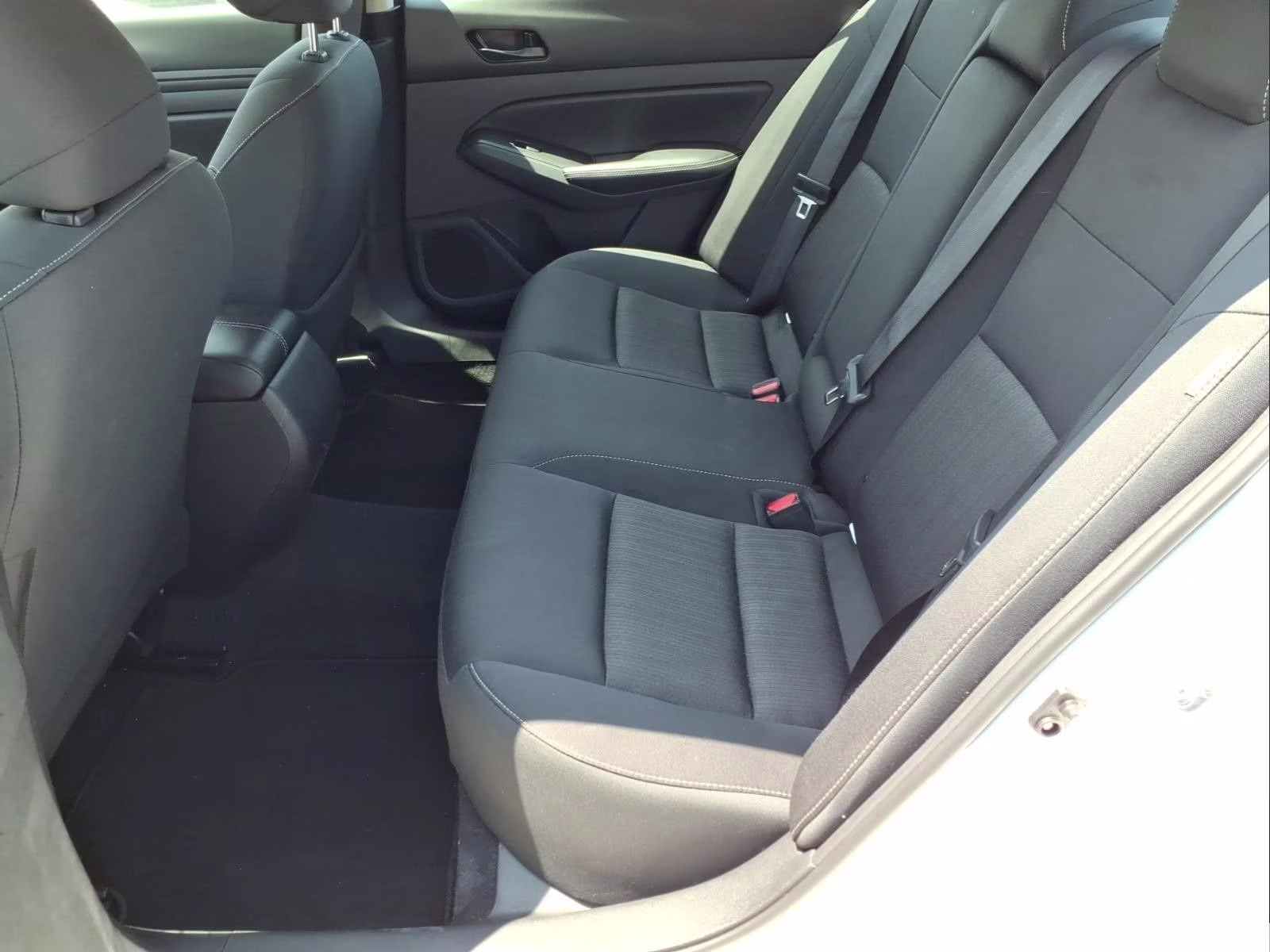 2024 Pearl White Nissan Altima 2.5 SV FWD Sedan