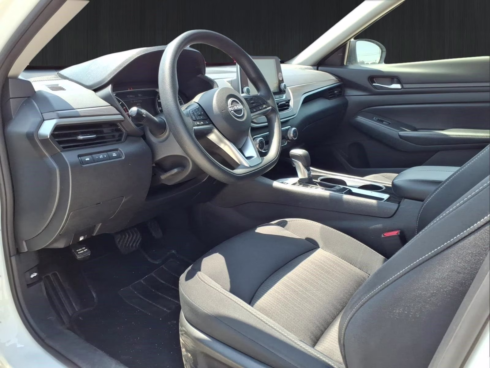 2024 Pearl White Nissan Altima 2.5 SV FWD Sedan