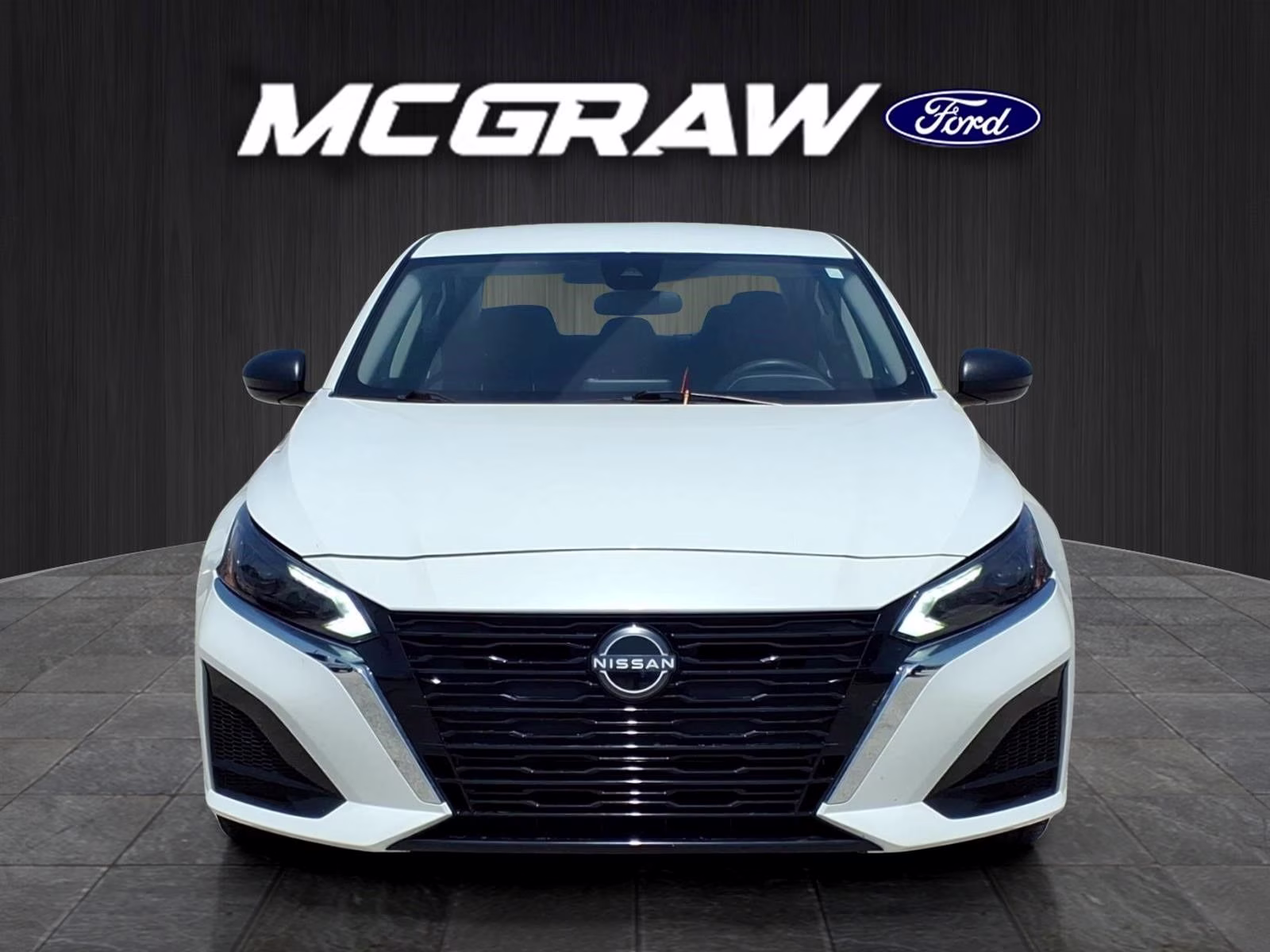 2024 Pearl White Nissan Altima 2.5 SV FWD Sedan