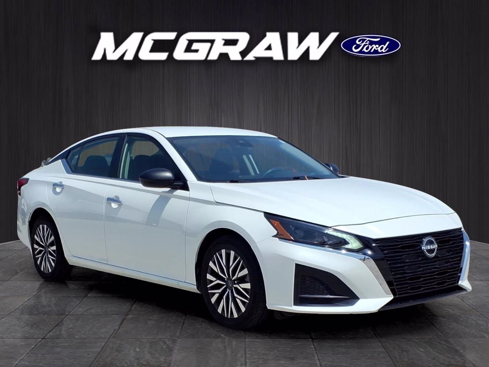 2024 Pearl White Nissan Altima 2.5 SV FWD Sedan