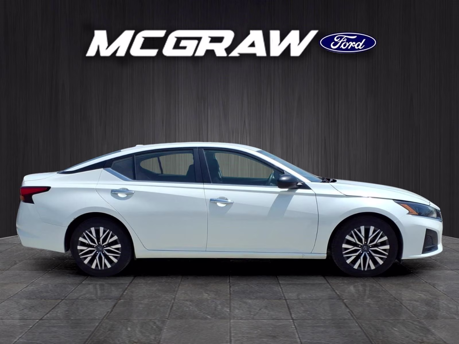 2024 Pearl White Nissan Altima 2.5 SV FWD Sedan