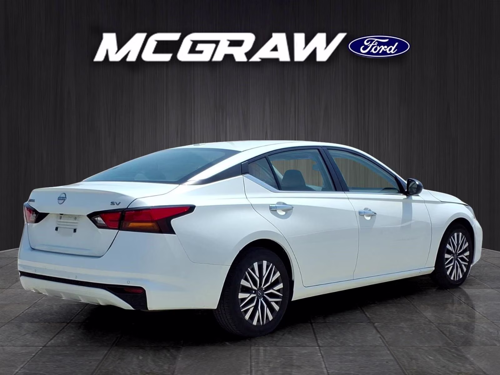 2024 Pearl White Nissan Altima 2.5 SV FWD Sedan