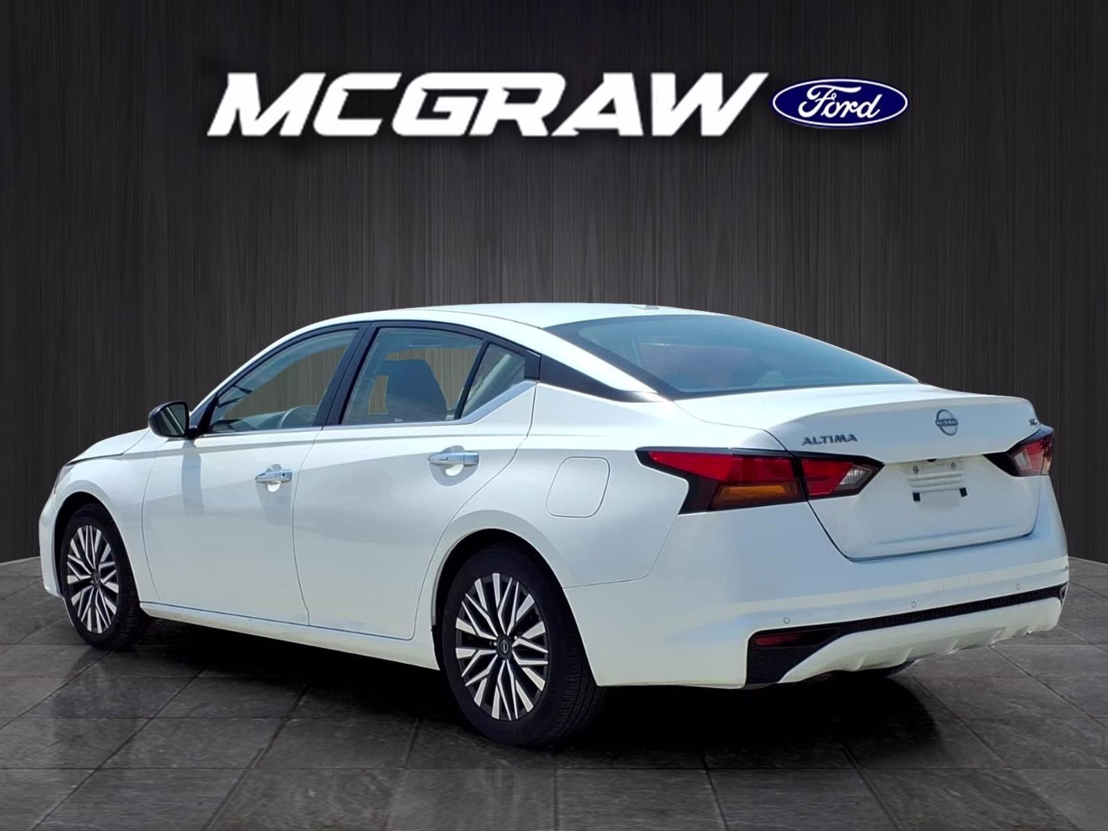 2024 Pearl White Nissan Altima 2.5 SV FWD Sedan