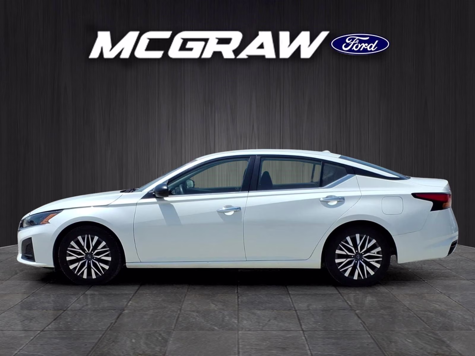 2024 Pearl White Nissan Altima 2.5 SV FWD Sedan