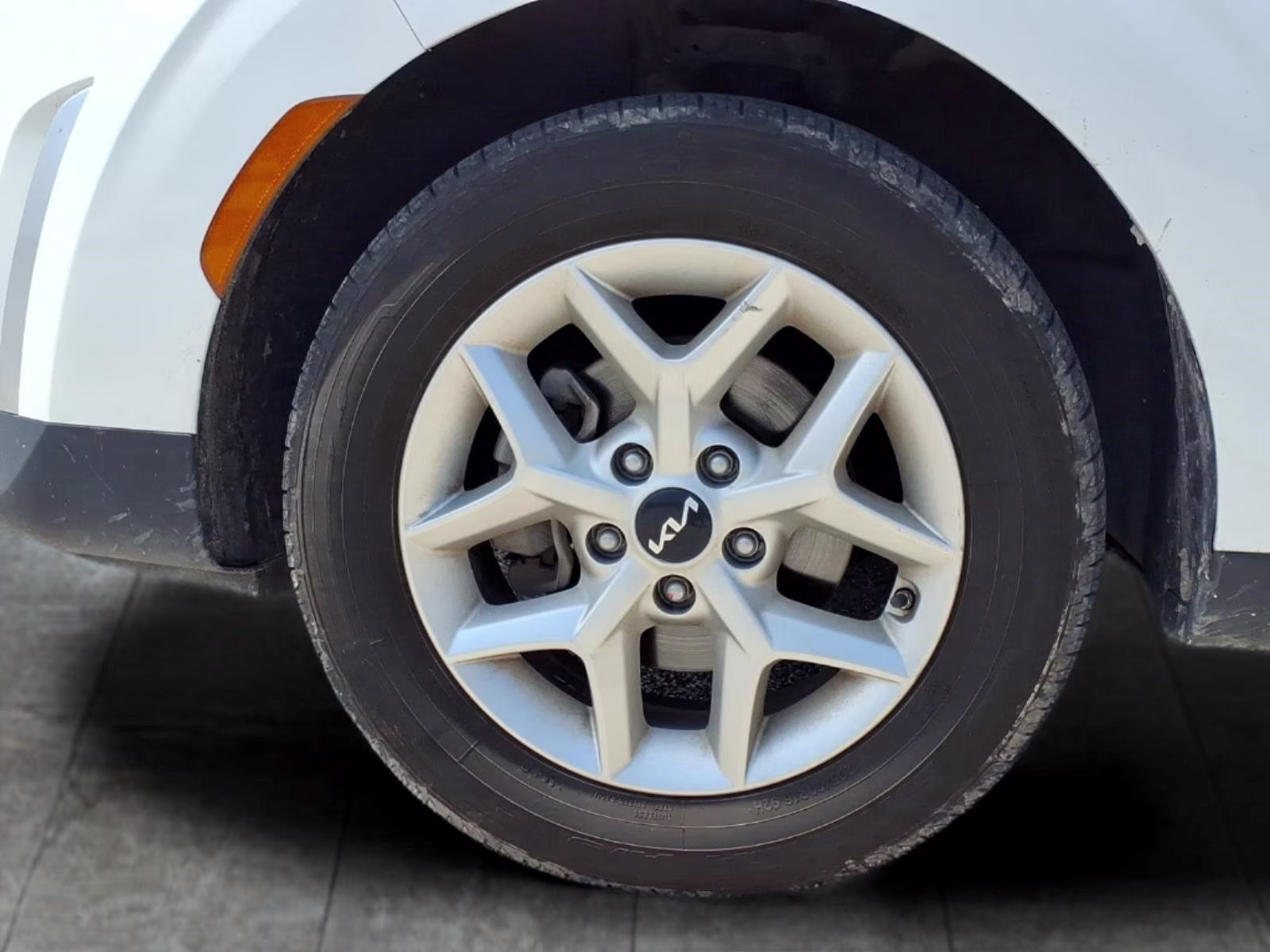 2024 Snow White Pearl Kia Soul LX FWD Hatchback