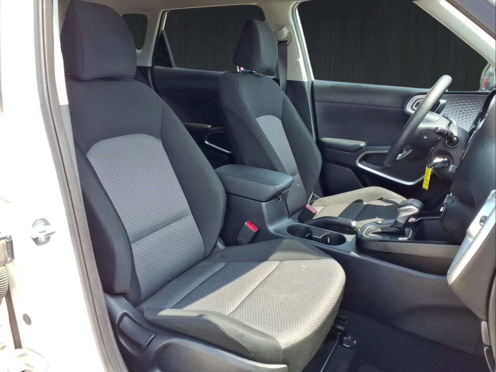 2024 Snow White Pearl Kia Soul LX FWD Hatchback