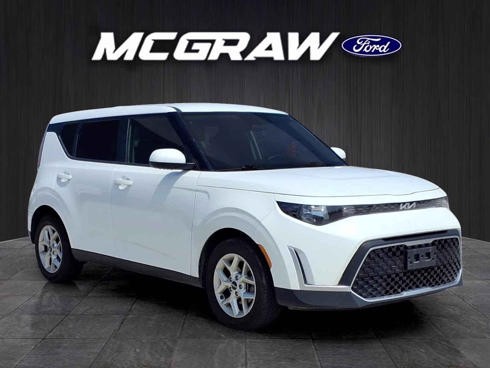 2024 Snow White Pearl Kia Soul LX FWD Hatchback
