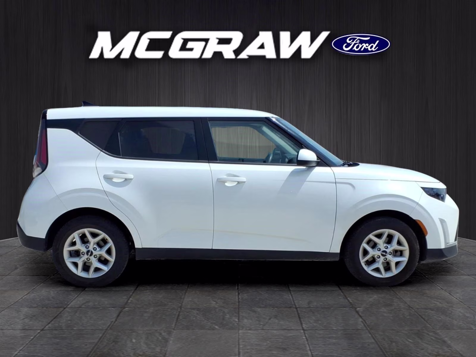 2024 Snow White Pearl Kia Soul LX FWD Hatchback