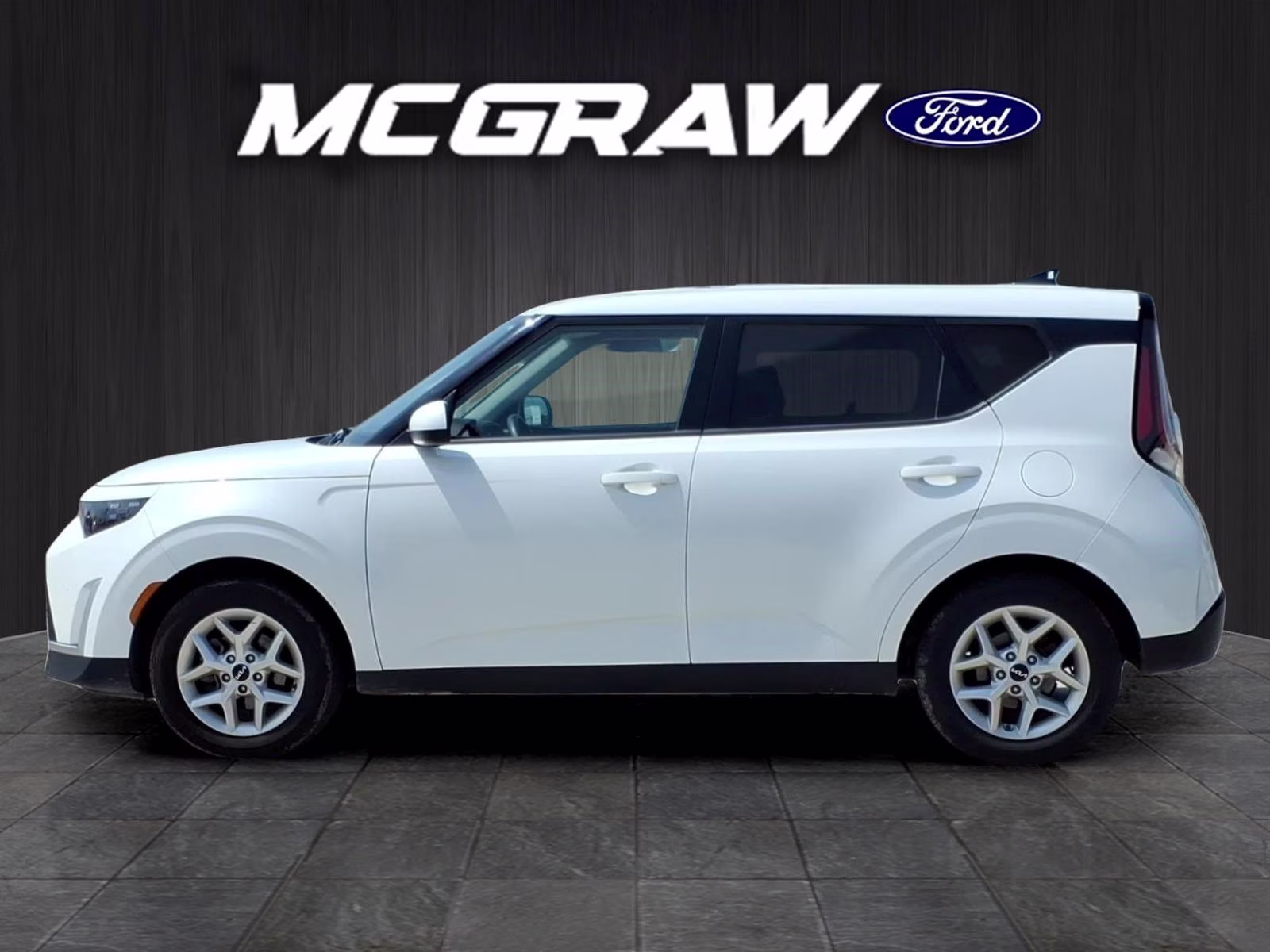 2024 Snow White Pearl Kia Soul LX FWD Hatchback