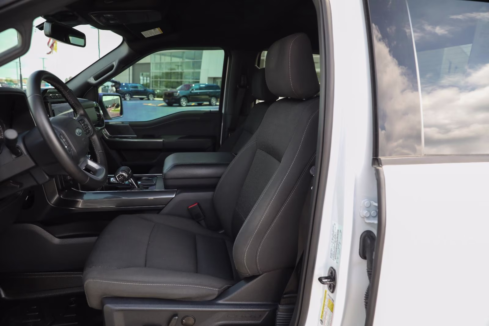 2023 Oxford White Ford F-150 XLT 4X4 Truck