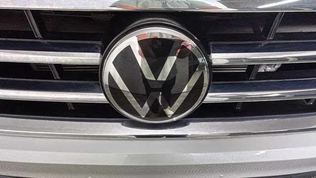 2023 Opal White Pearl Volkswagen Tiguan 2.0T SE FWD SUV