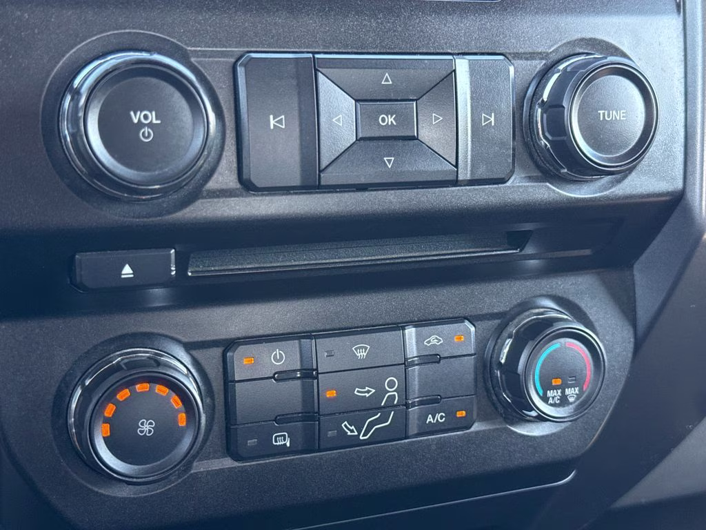 2018 Oxford White Ford Super Duty F-250 SRW XLT 4X4 Truck