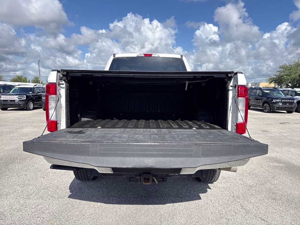 2018 Oxford White Ford Super Duty F-250 SRW XLT 4X4 Truck