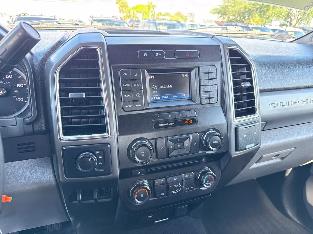 2018 Oxford White Ford Super Duty F-250 SRW XLT 4X4 Truck