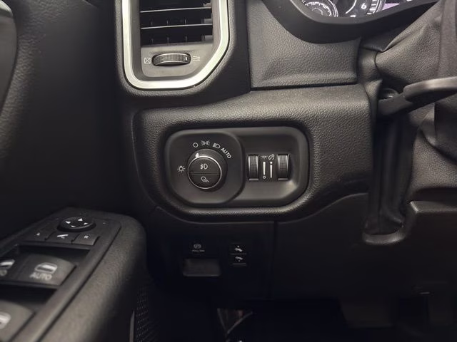 2019 Diamond Black Crystal Pearlcoat Ram 1500 Big Horn 4X4 Truck