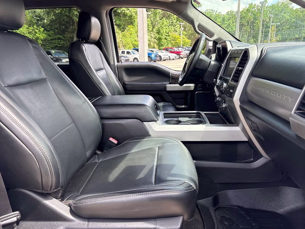 2019 White Platinum Clearcoat Metallic Ford Super Duty F-250 SRW Lariat 4X4 Truck