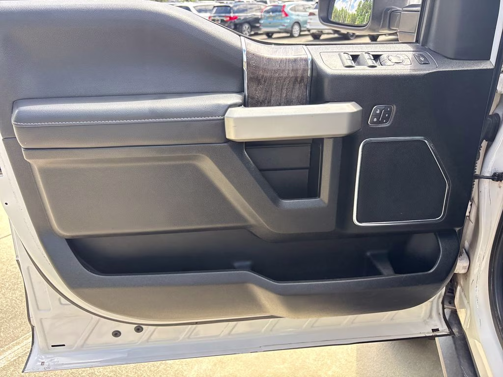 2019 White Platinum Clearcoat Metallic Ford Super Duty F-250 SRW Lariat 4X4 Truck
