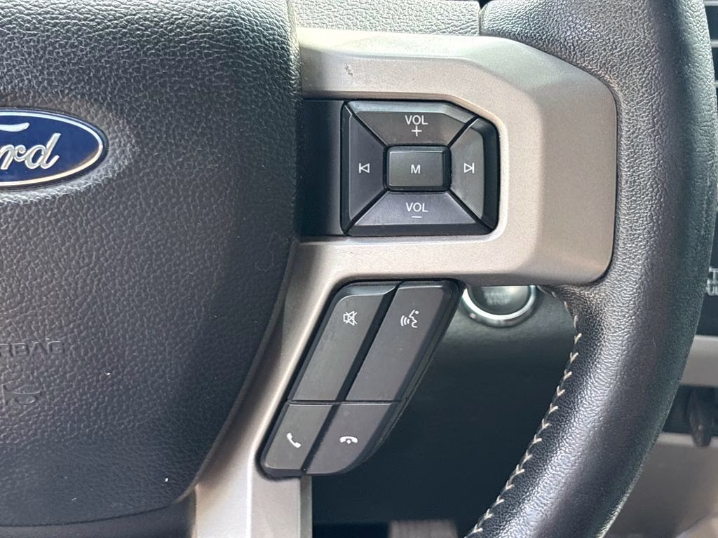 2019 White Platinum Clearcoat Metallic Ford Super Duty F-250 SRW Lariat 4X4 Truck