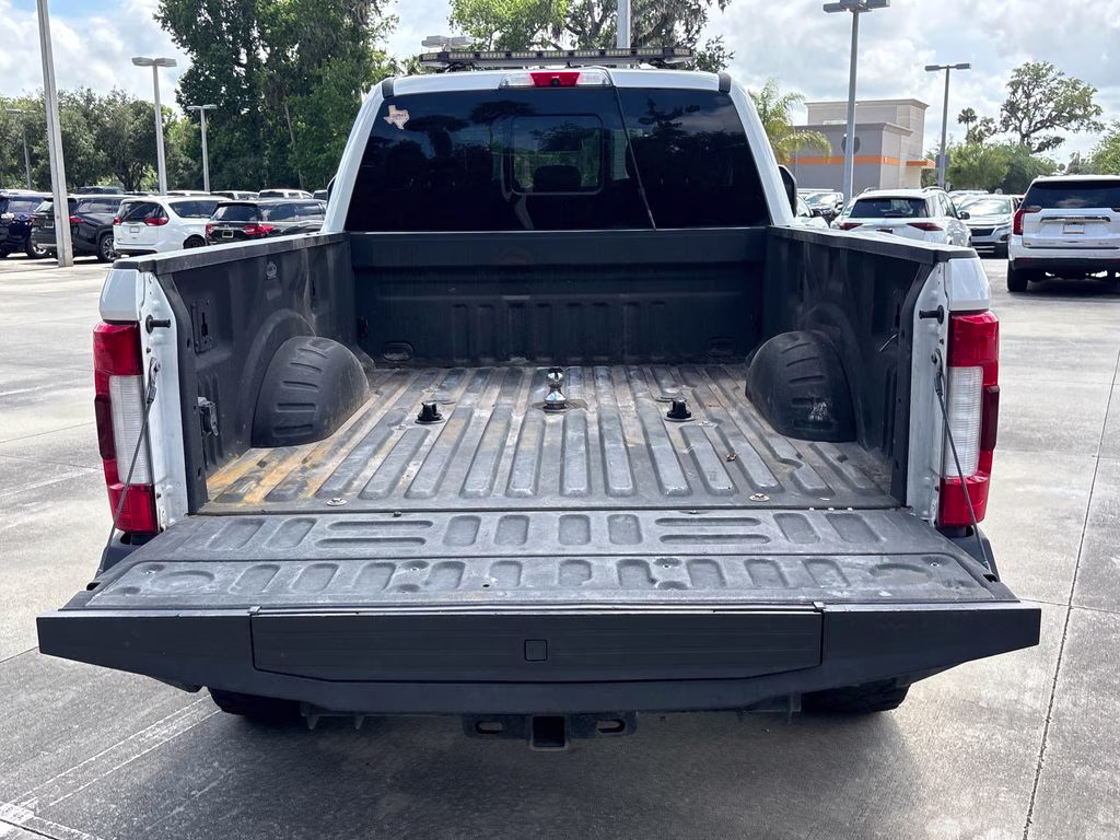 2019 White Platinum Clearcoat Metallic Ford Super Duty F-250 SRW Lariat 4X4 Truck