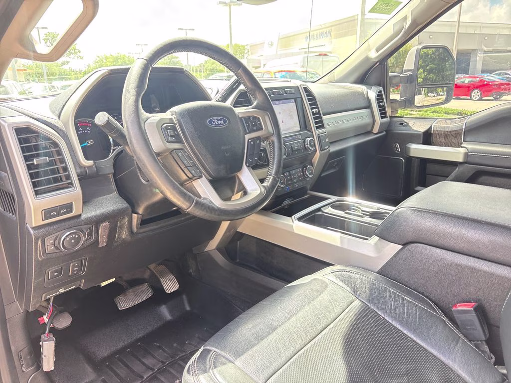 2019 White Platinum Clearcoat Metallic Ford Super Duty F-250 SRW Lariat 4X4 Truck