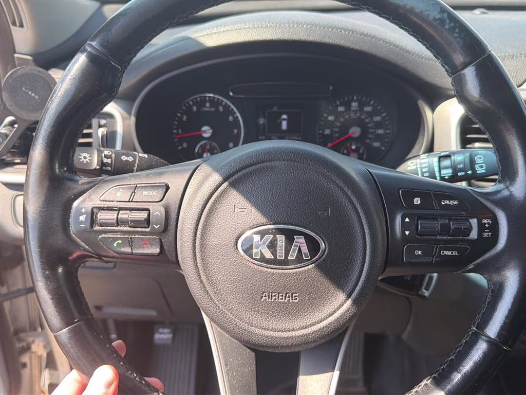 2016 Sparkling Silver Kia Sorento LX AWD SUV