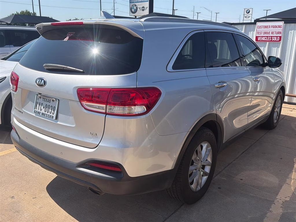 2016 Sparkling Silver Kia Sorento LX AWD SUV
