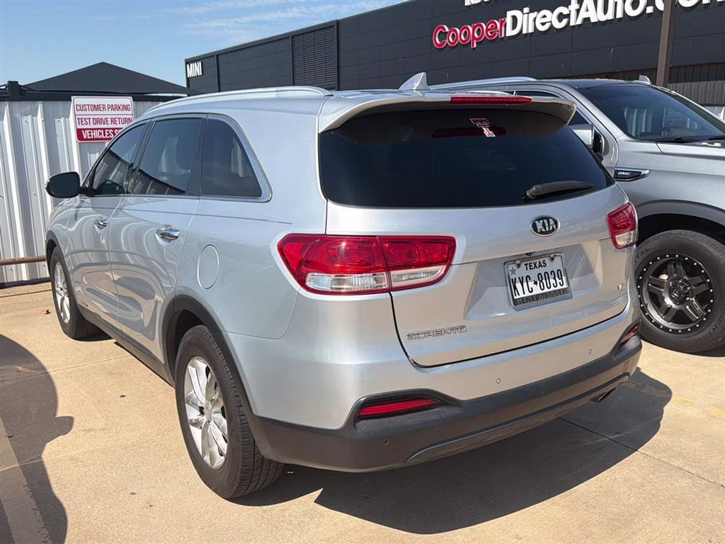 2016 Sparkling Silver Kia Sorento LX AWD SUV